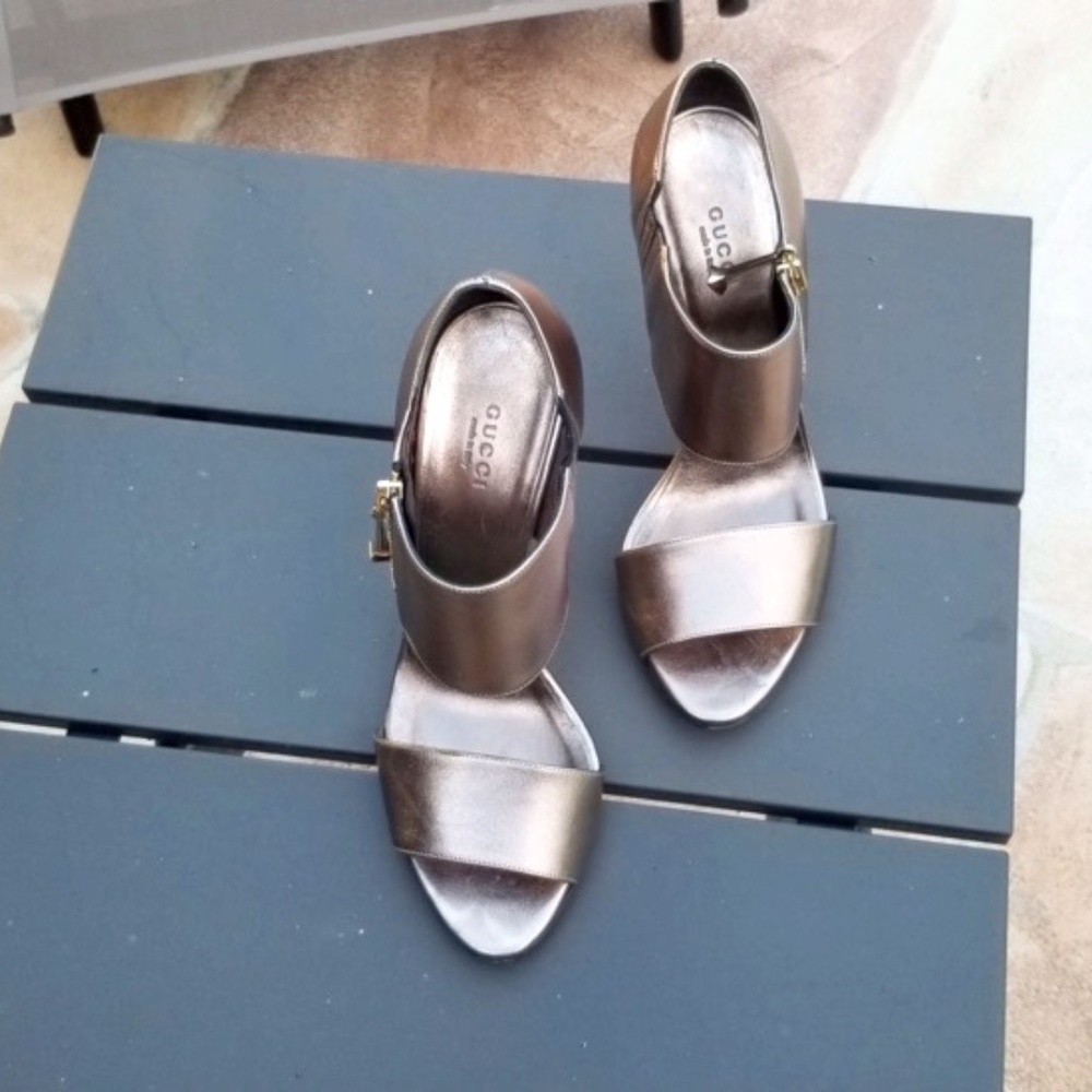 GUCCI PATENT LEATHER PUMPS SIZE 38